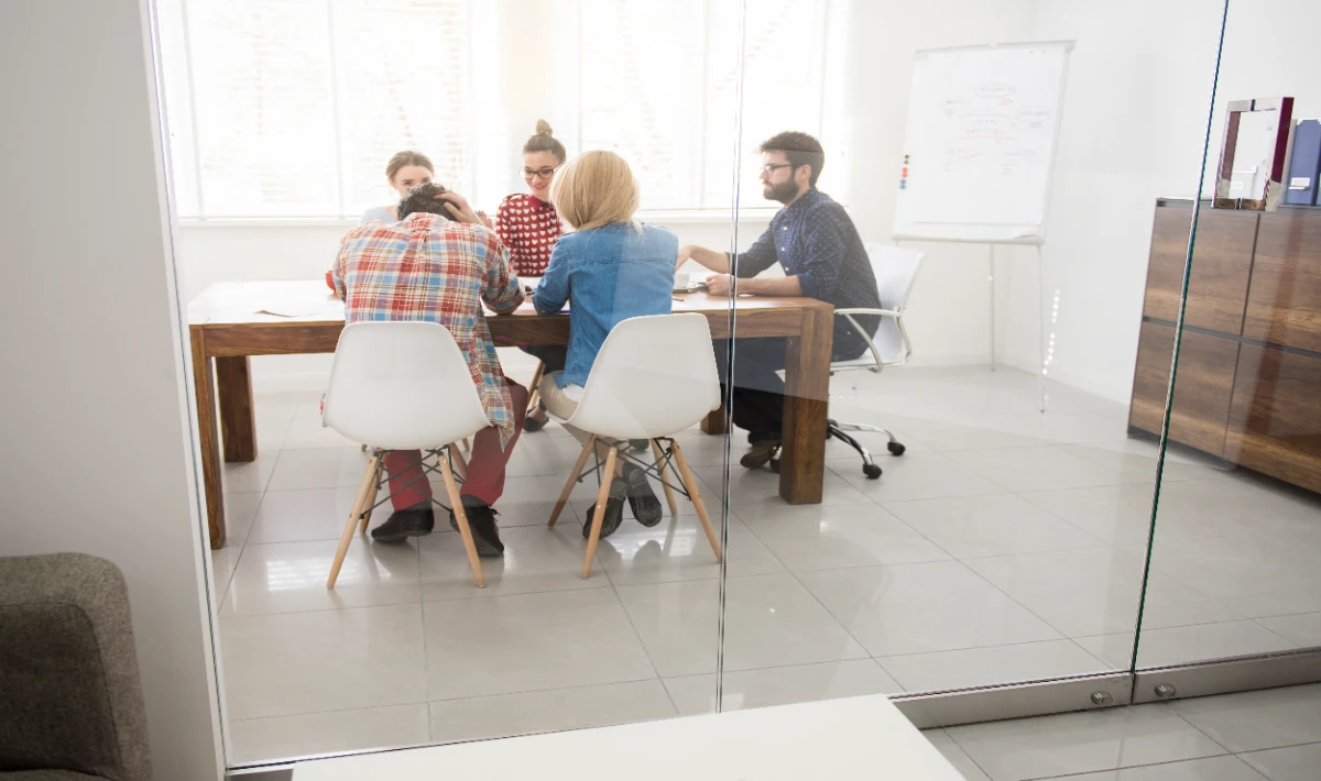 Light meeting room furniture, keeping the space open for smooth talks