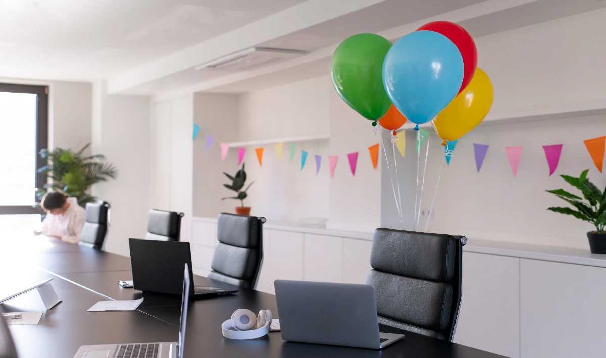 Republic Day balloon office decoration ideas using tricolour balloons