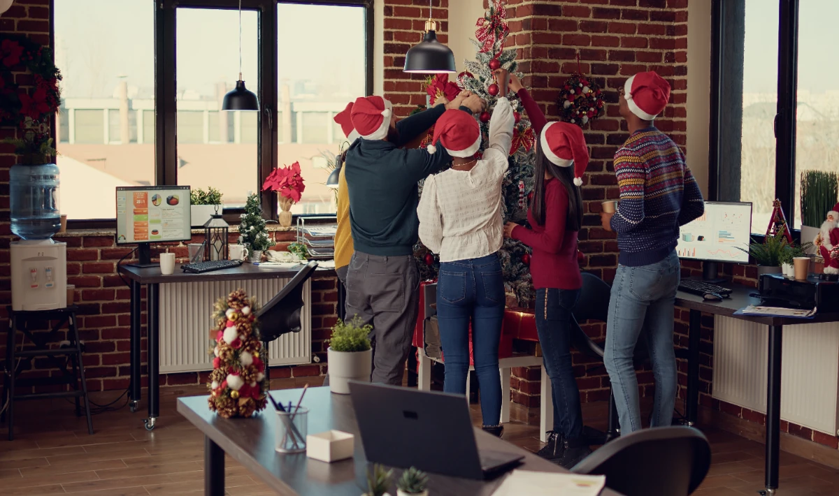 21 Office Decoration Ideas for Christmas to Brighten Your Workspaces