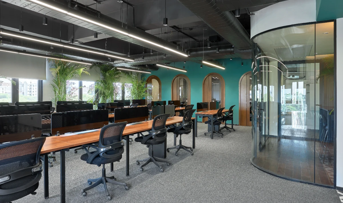 Hybrid office design with shared desks and collaboration