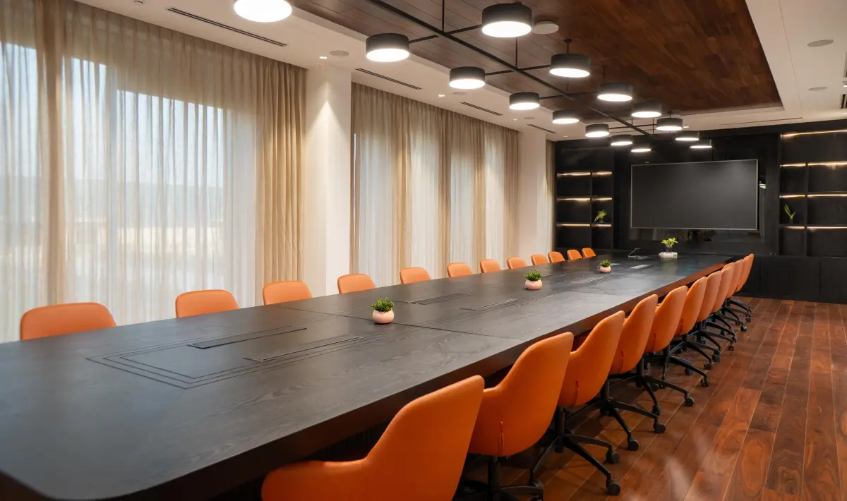 Office room design reducing noise through acoustic solutions