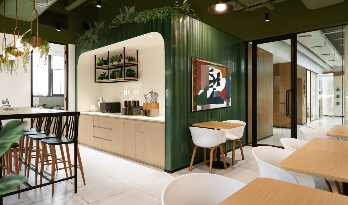 Simple office room design using limited decor elements