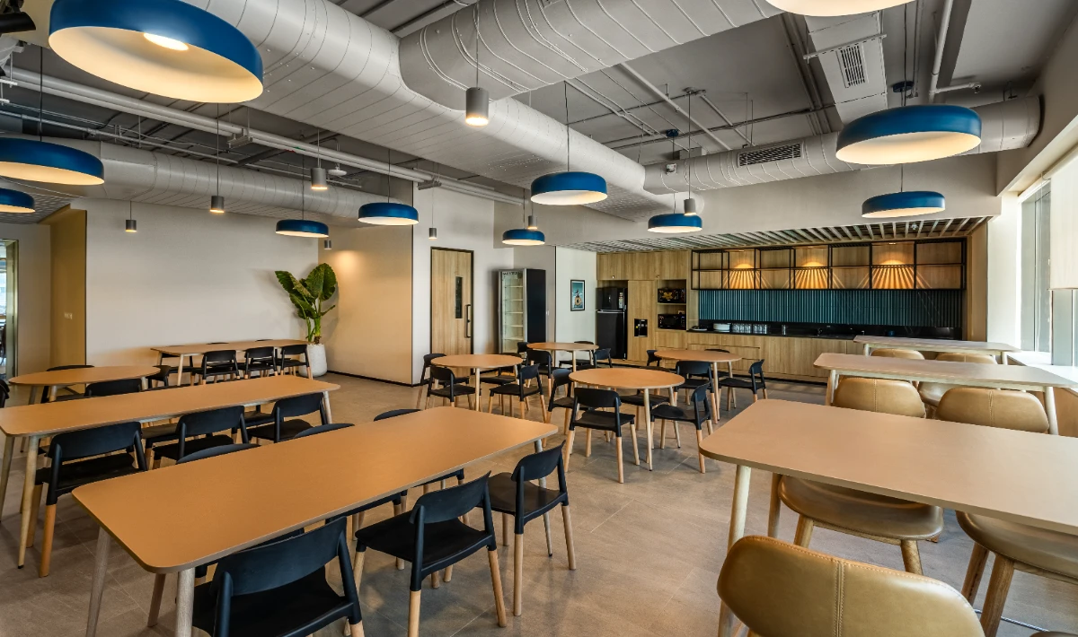 Smart office with AI controls for lighting and workspace use