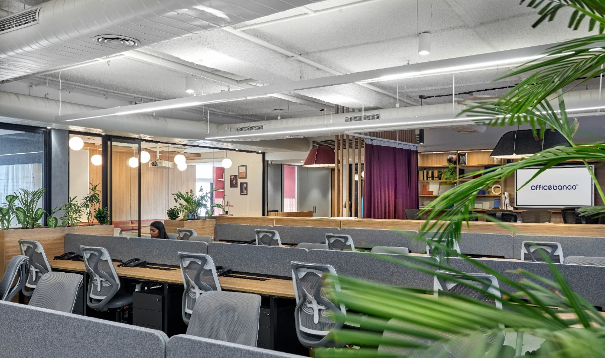 Recessed ceiling lighting design providing even illumination in offices