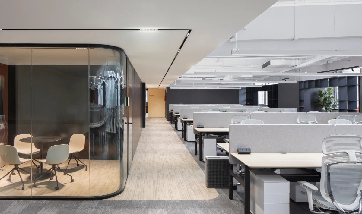 Flexible corporate office layout with open and private zones