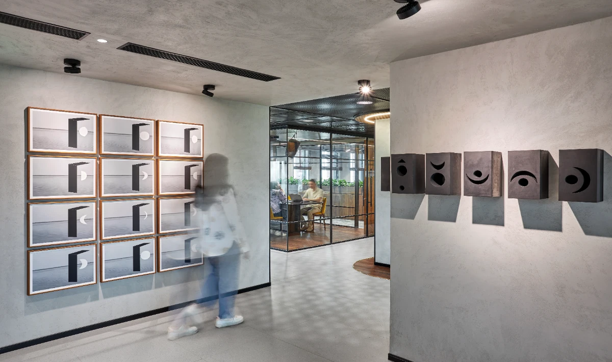Geometric pattern feature wall in the modern corporate office