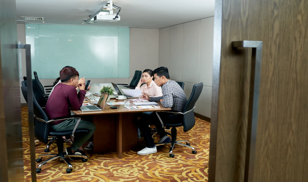 Flexible corporate meeting rooms designed for multiple work formats