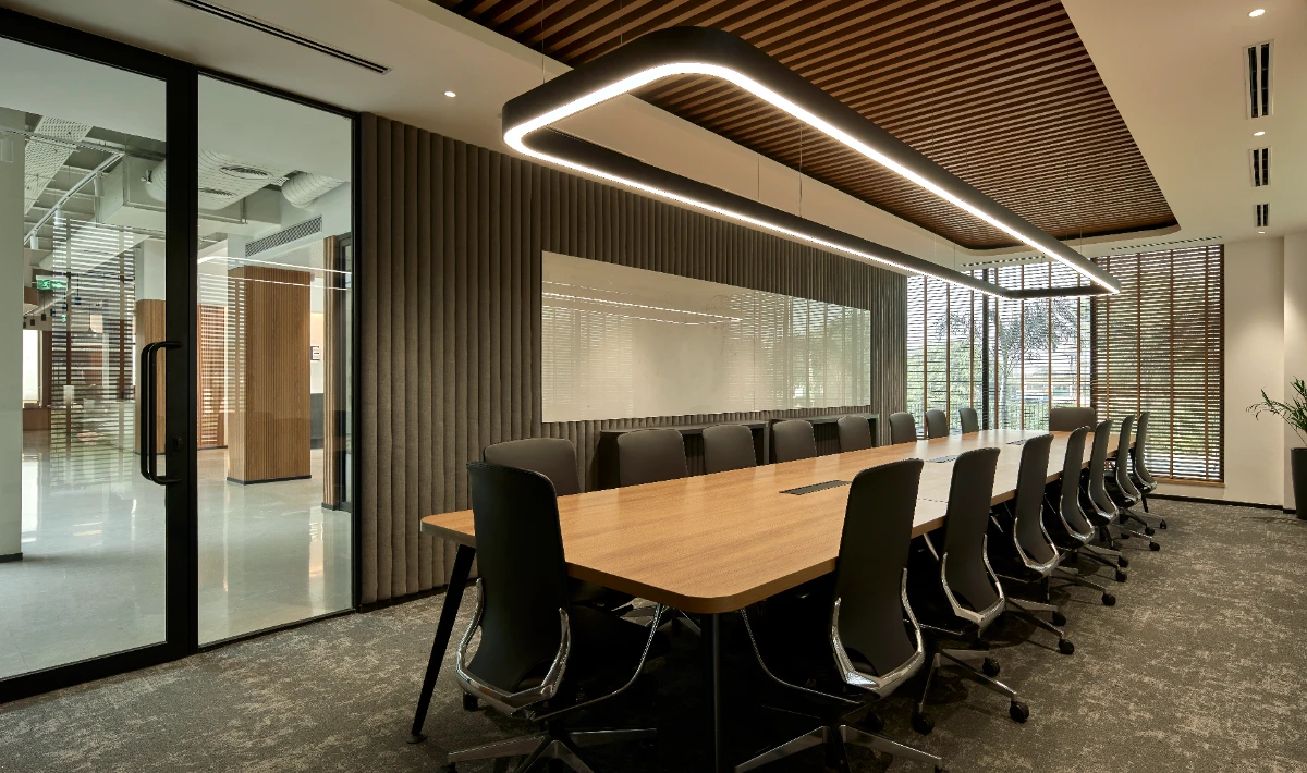 Hybrid office design with shared desks and collaboration