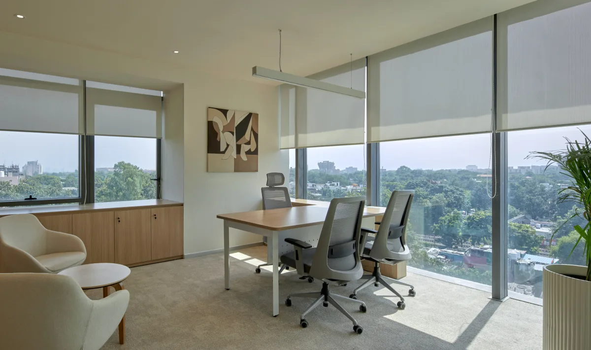 Office room design maximising daylight for comfort and productivity