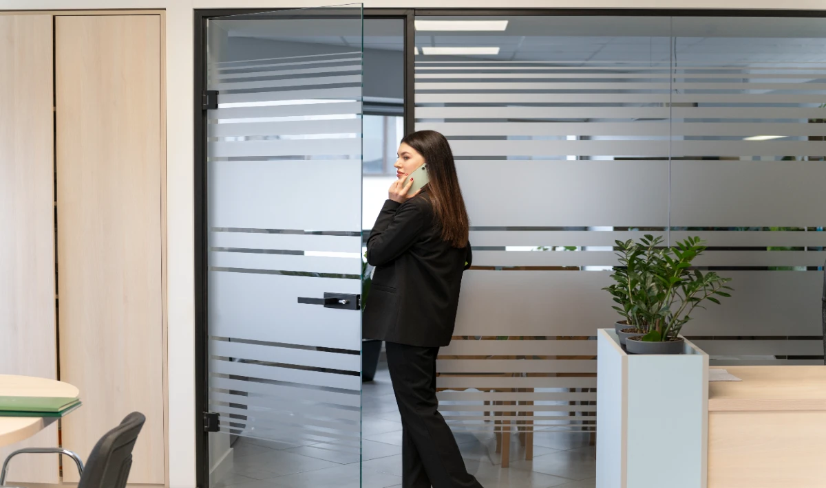 Office partition design enhancing privacy while keeping workspaces open