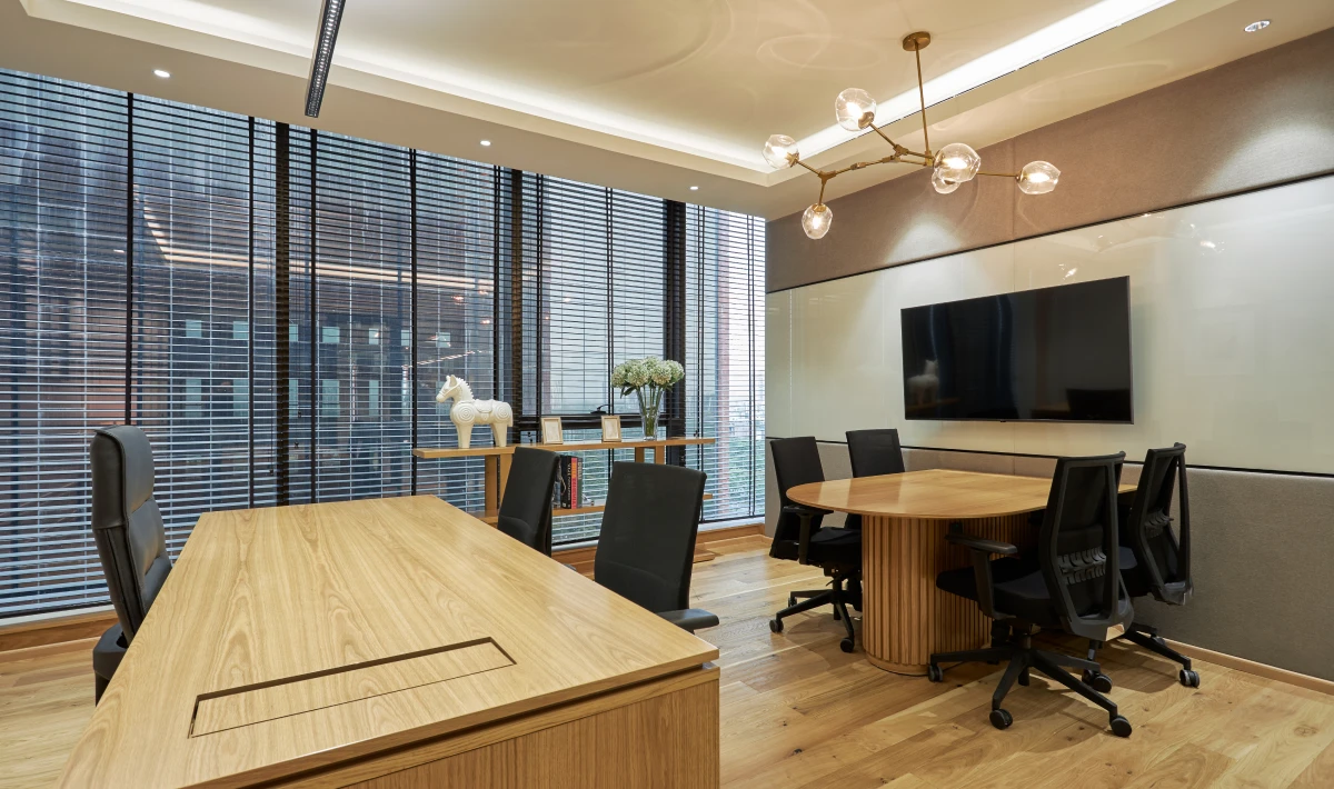 Small boss cabin design with compact meeting table setup