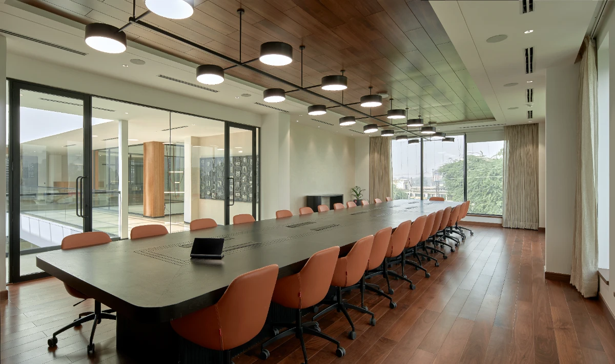 Flexible office layout with open and private zones in the workspace